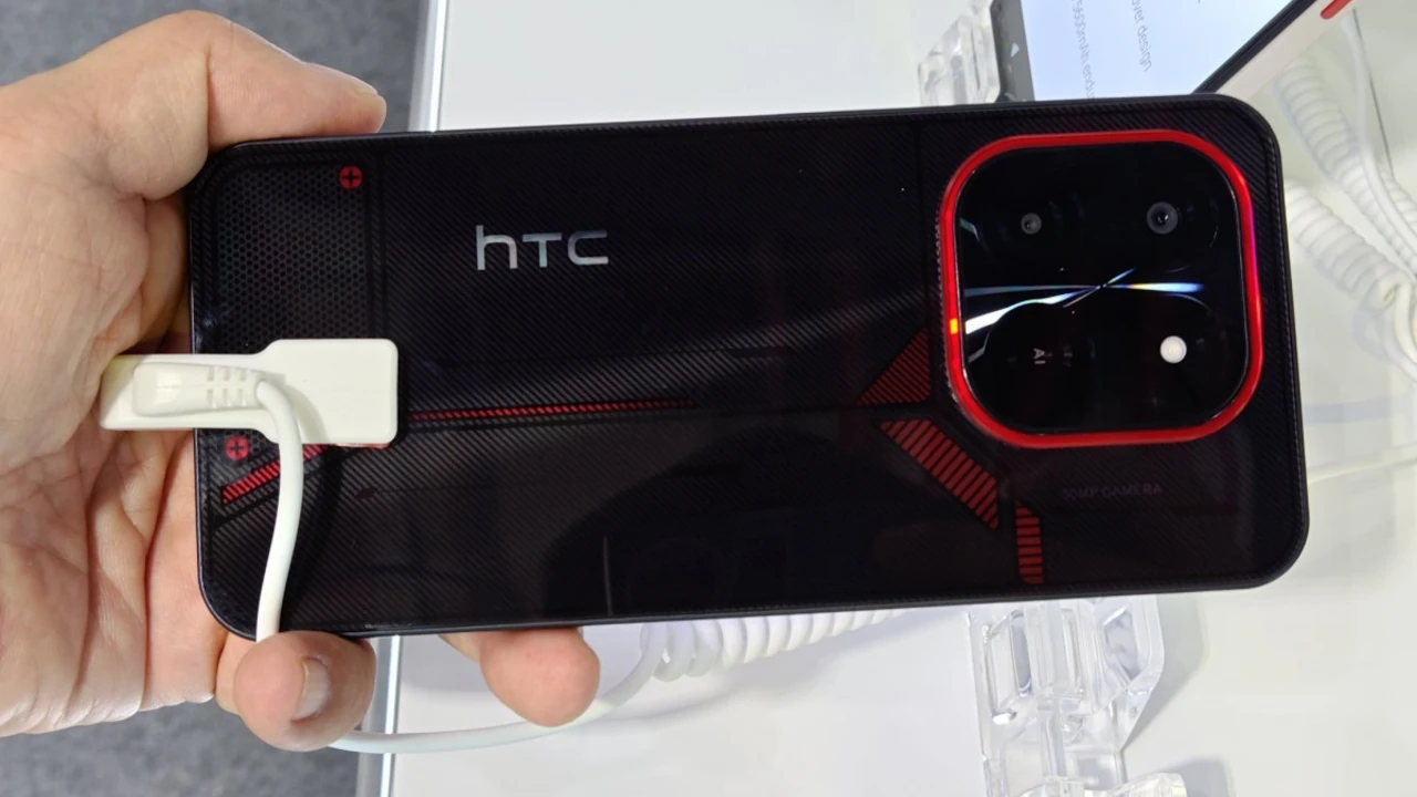 HTC重返手機戰場！Wildfire電競新機GITEX 2025意外曝光-手機巴士